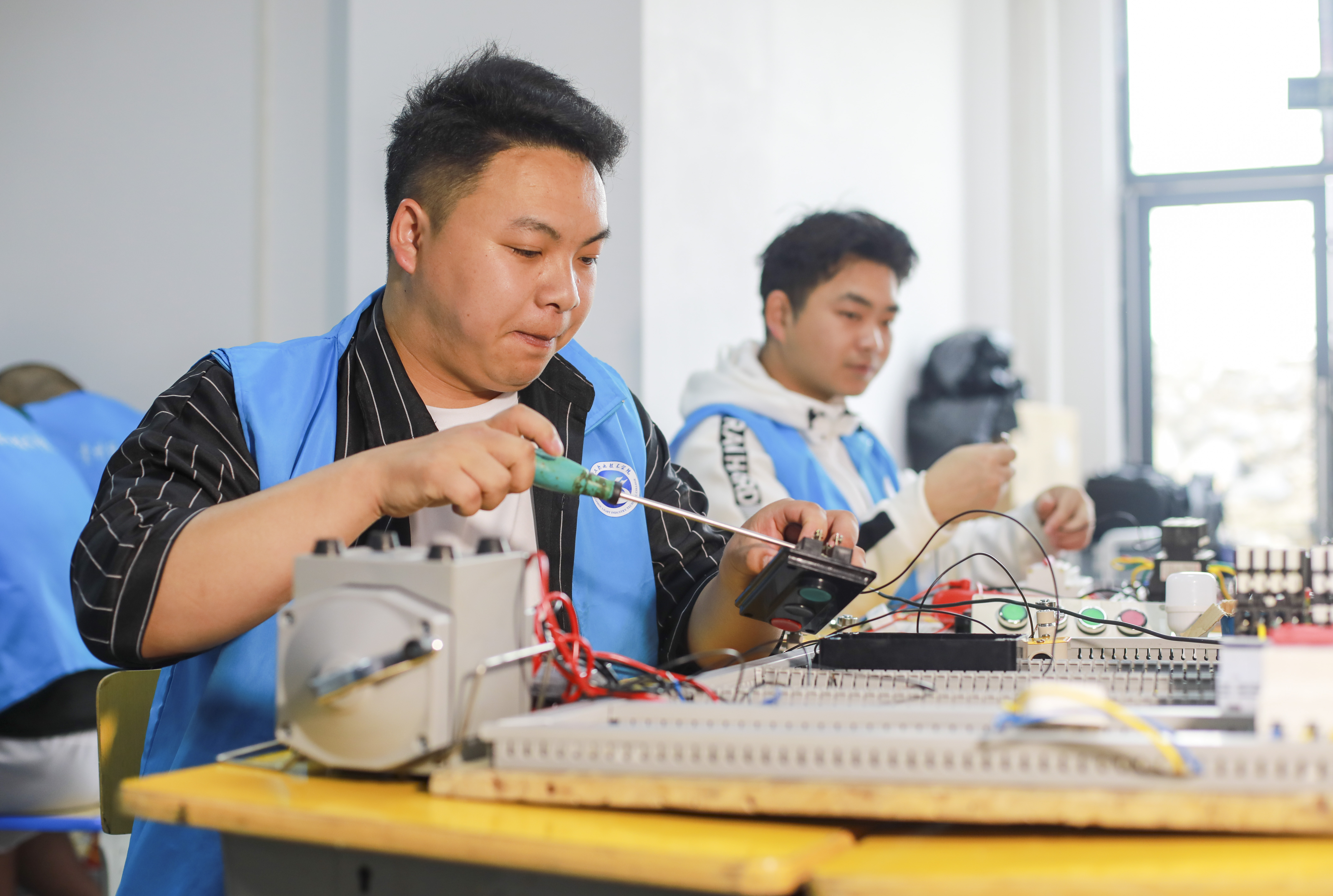 技能成才，匠心筑梦：中专生的逆袭之路