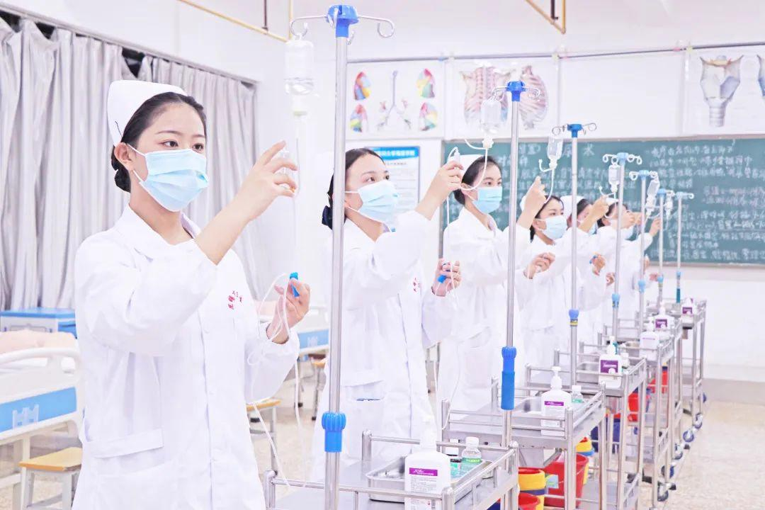 中专护理专业的升学与就业前景深度分析