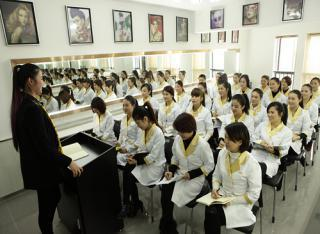 从中专形象设计专业到美妆工作室创始人：逐梦路上的华丽蜕变