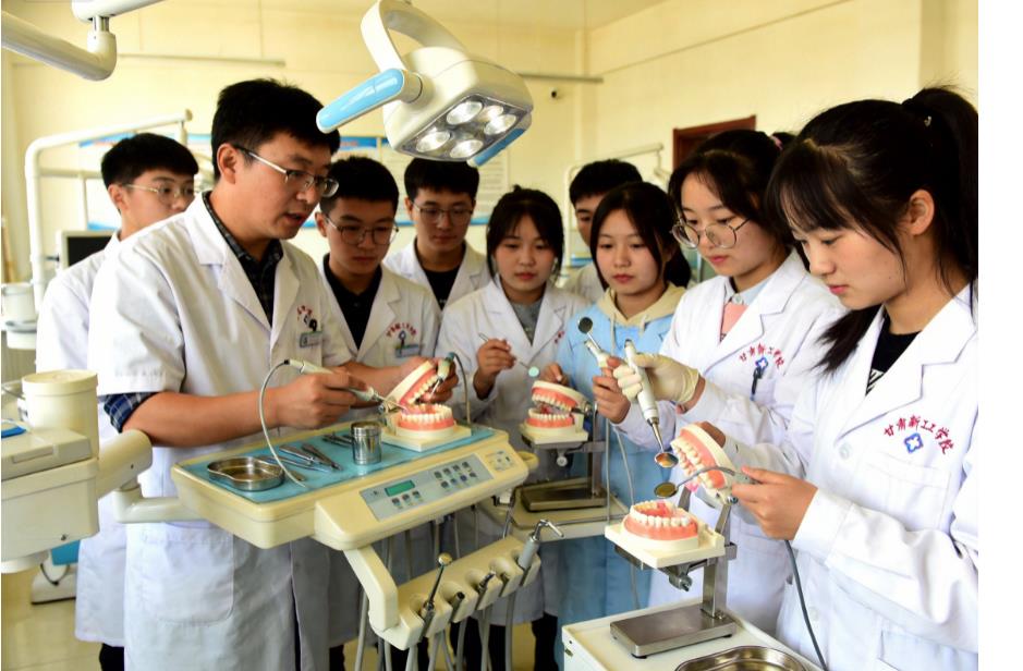 兰州口腔护理学校推荐：选择甘肃华新技工学校