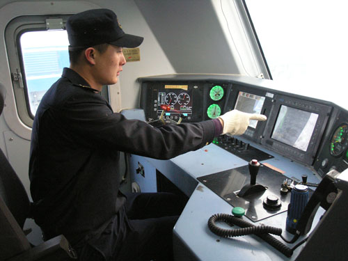 驾驭钢铁巨龙：从铁路专业到火车司机的荣耀之路