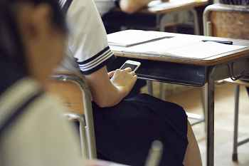 中职学校手机管理：从“束缚”到“赋能”的教育变革