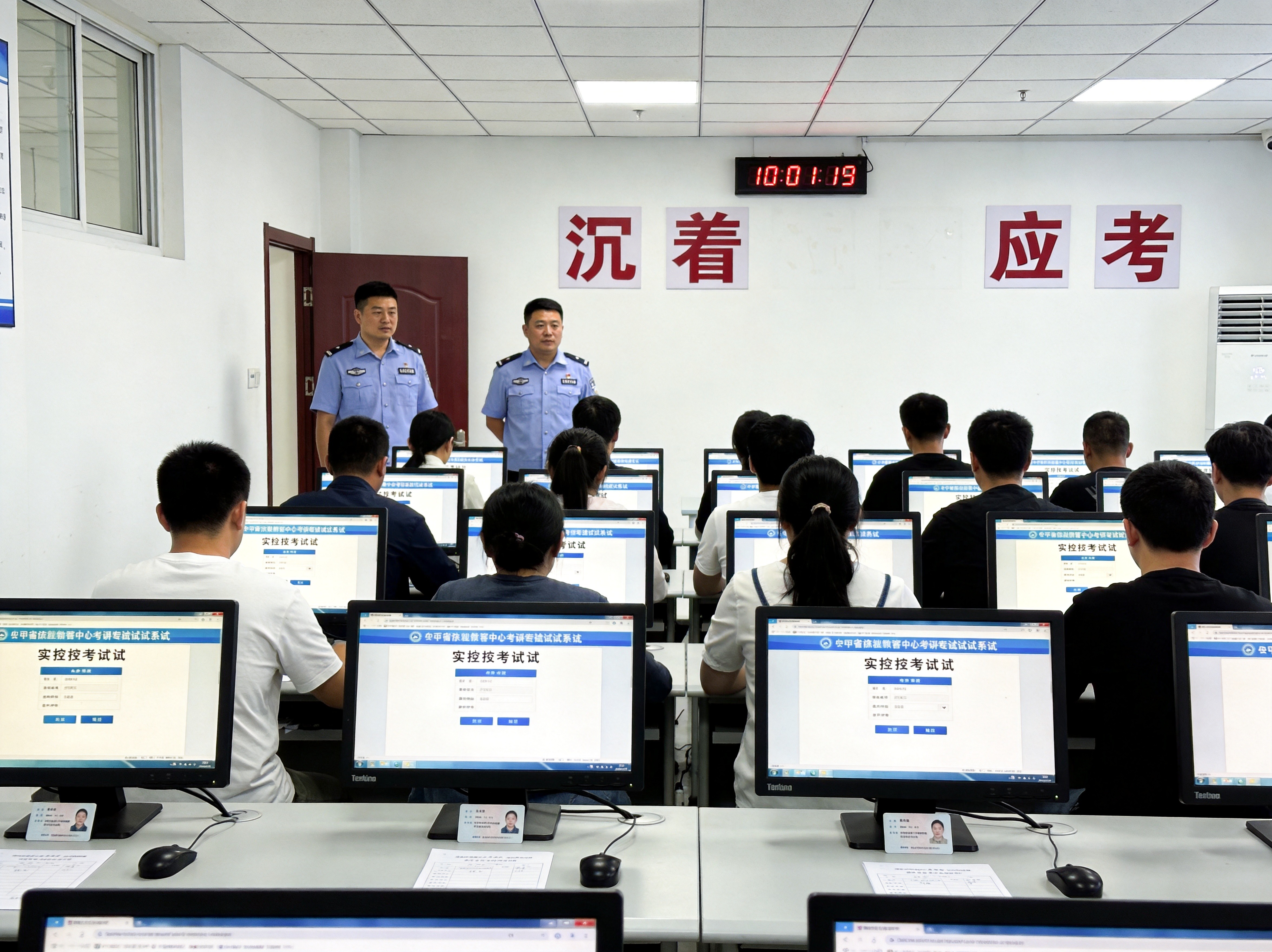 人工智能训练师职业技能等级证书考核现场学员在进行实操考核