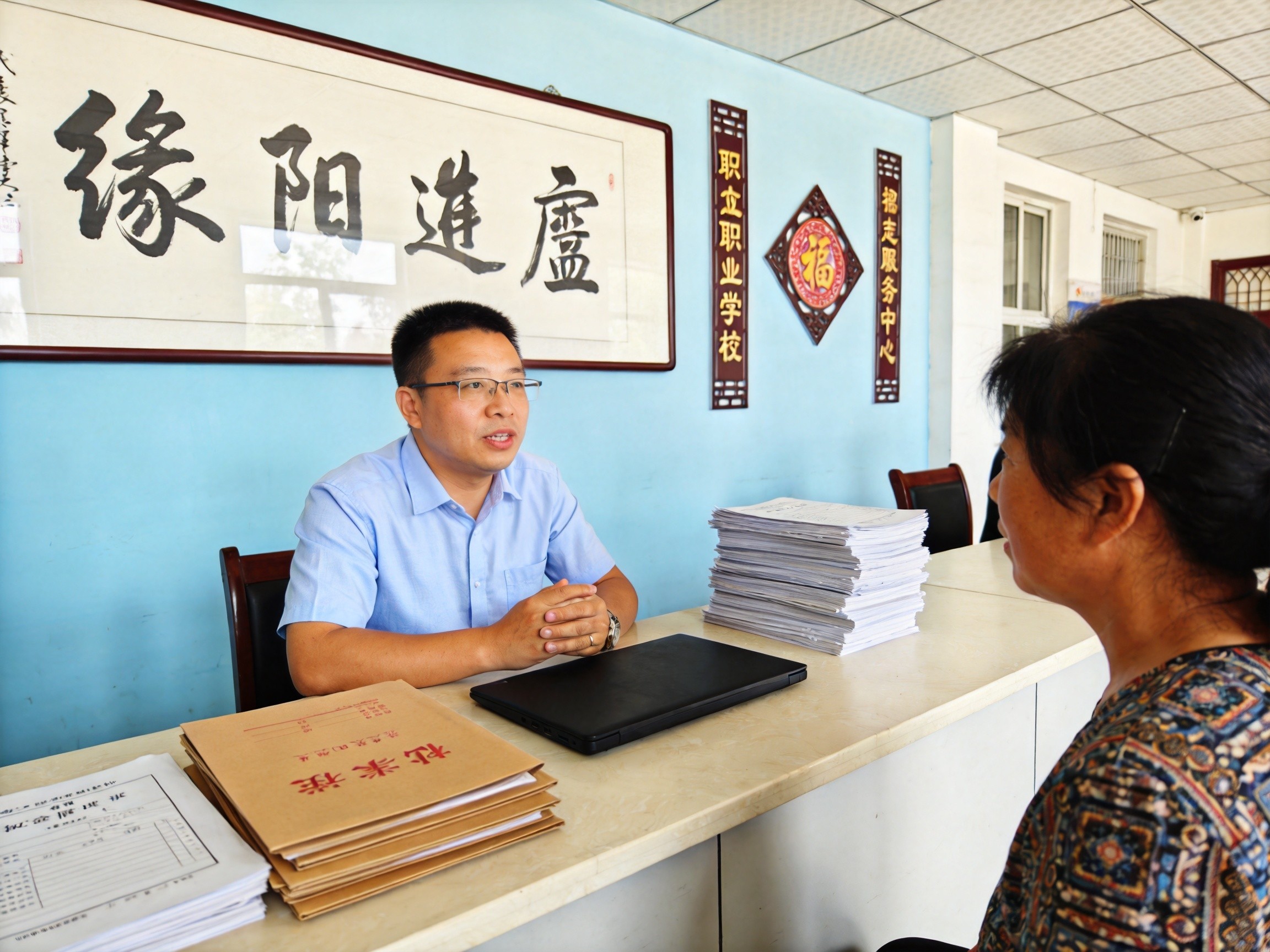 洛阳职业高中招生办前台老师接受家长补录咨询