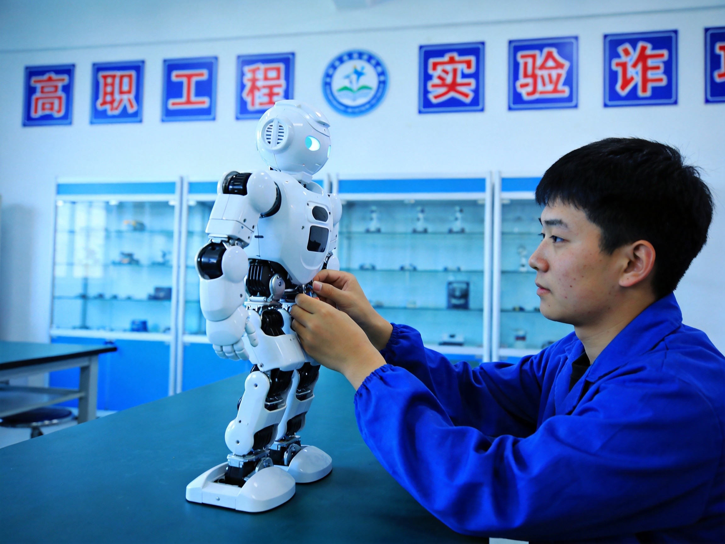 2026职教新增27个专业落地!5所'抢跑'院校已布局人形机器人/低空经济/旅居康养,2027招生前家长最该看的3条实操建议