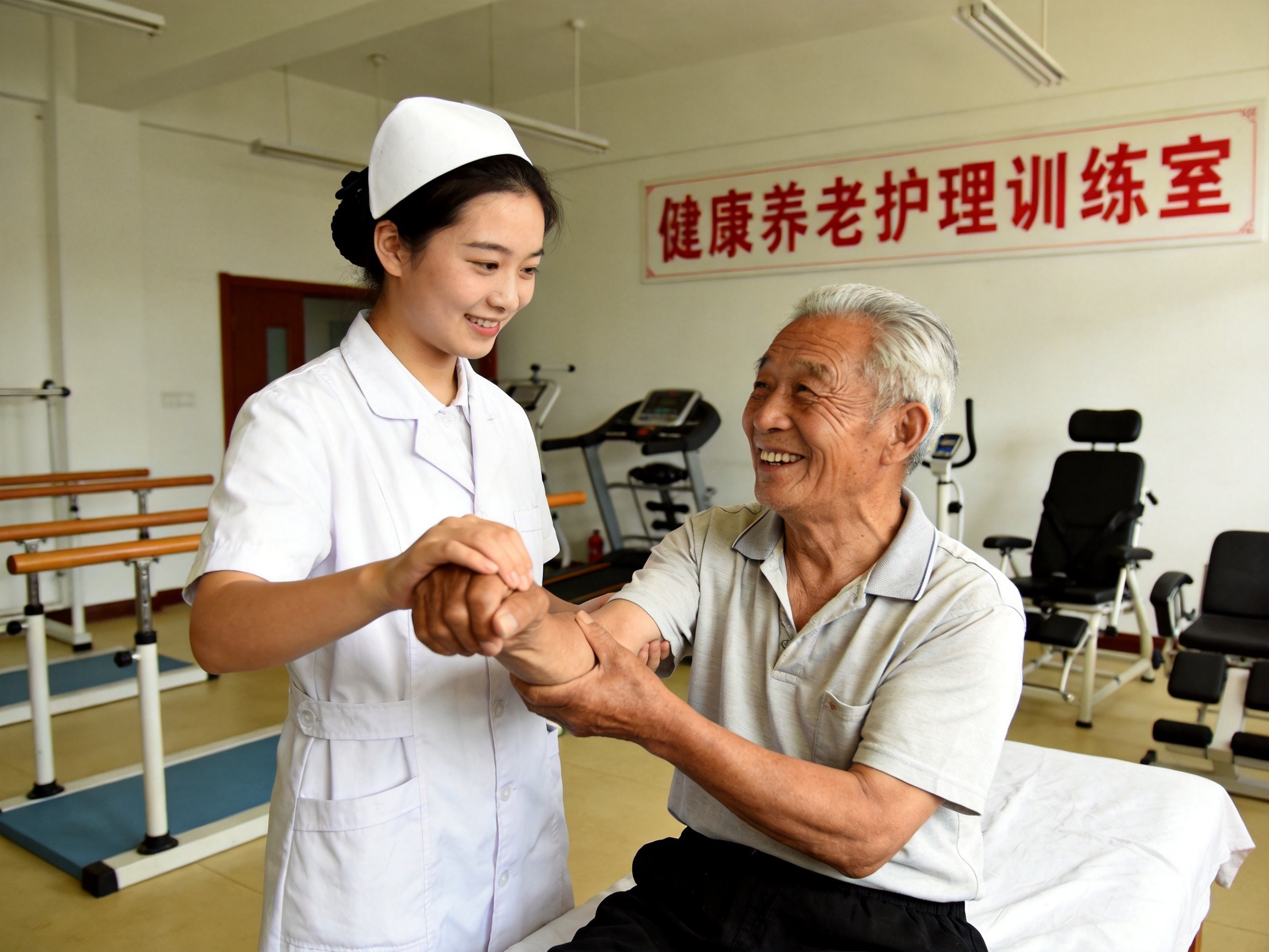 旅居康养专业学生在康养实训室为老人做康复护理