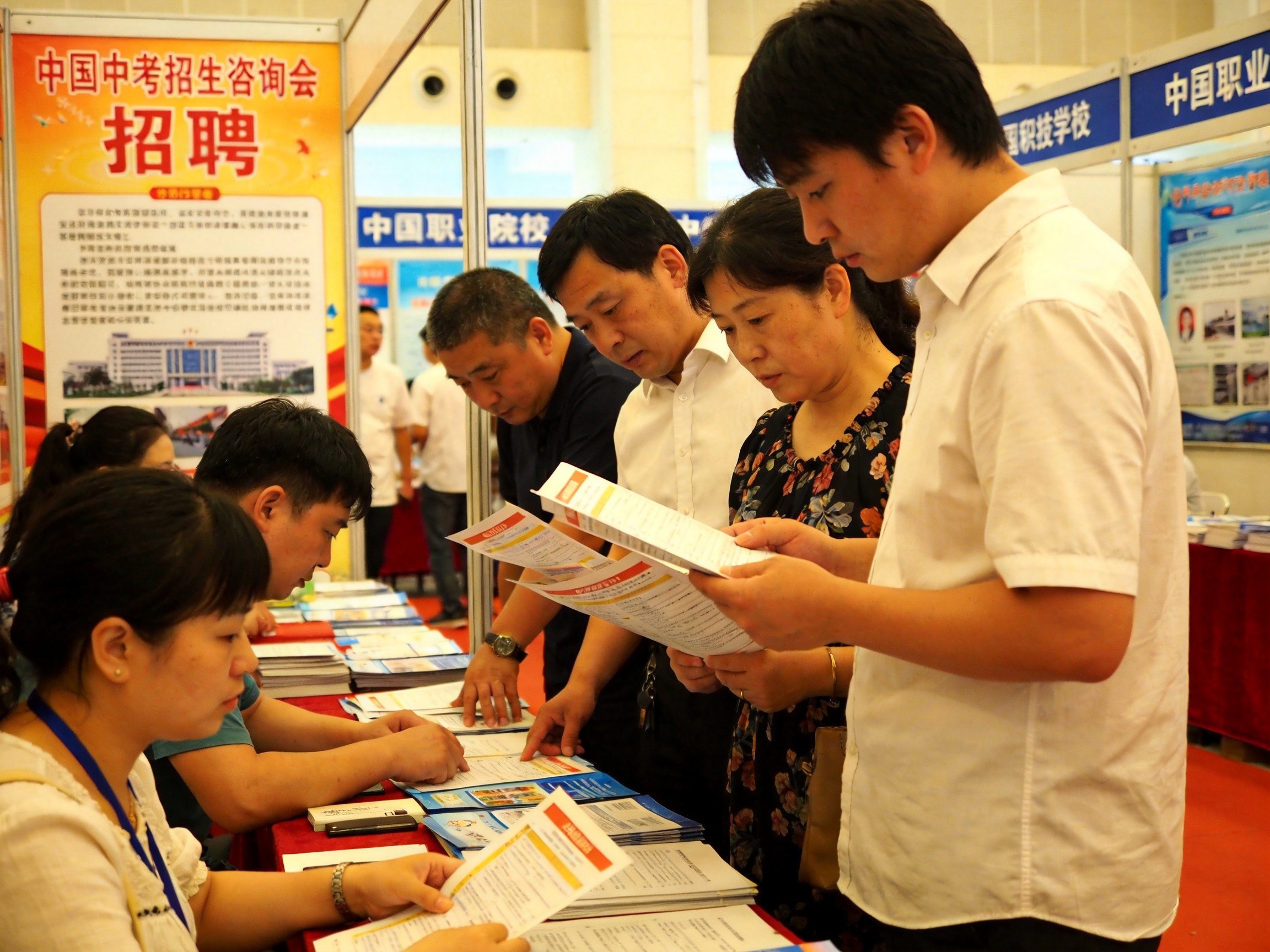 中职学生在实训车间实操设备